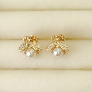Fine bee earrings, earrings with imitation pearls and inlays, alloy earrings.